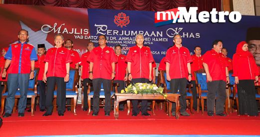 Ahmad Zahid bersama Khaled (tiga dari kiri) dan Naib Presiden UMNO, Datuk Seri Hishammuddin Hussein (tiga dari kanan) menyanyikan lagu UMNO ketika menghadiri Majlis Perjumpaan Khas bersama UMNO Johor di Persada Johor, Johor Bahru. FOTO Hairul Anuar Abd Rahim