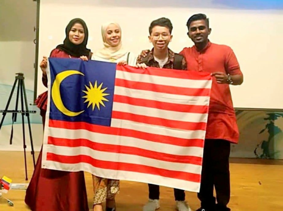 EMPAT daripada lima pelajar dari Malaysia yang mengikuti forum antarabangsa.