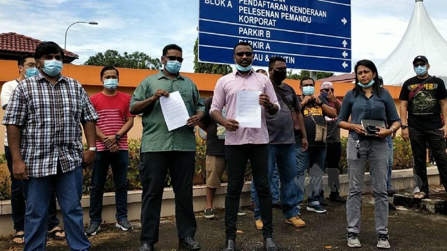 DAYALAN Sreebalan (empat dari kiri) bersama sebahagian pemandu Malaysia yang bekerja di Singapura menunjukkan memorandum yang dihantar kepada JPJ Johor. FOTO Omar Ahmad.