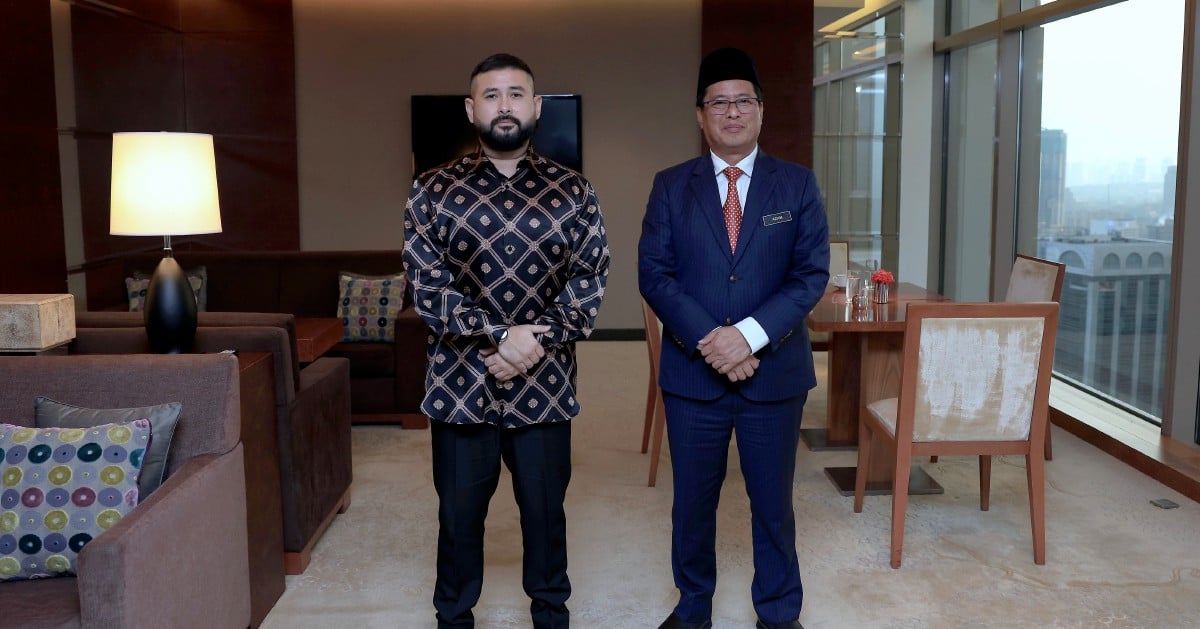 Tunku Mahkota Ismail terima menghadap Azam Baki