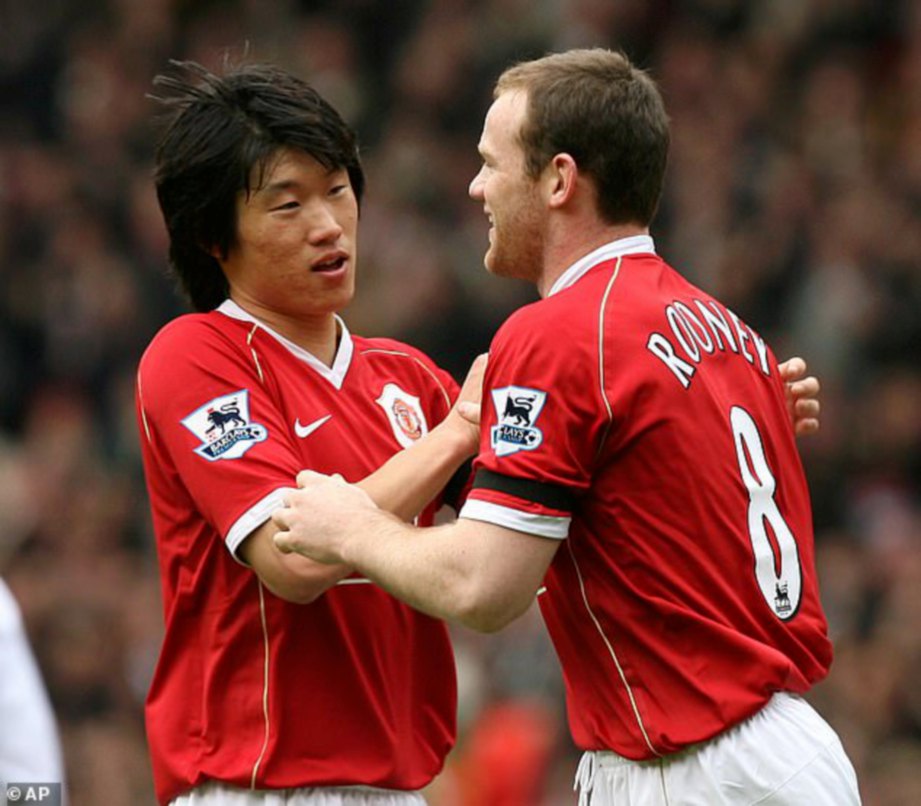 Ji Sung (kiri) ketika beraksi bersama Rooney. FOTO Agensi 