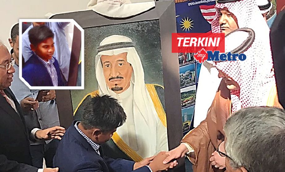 NAIM (dua dari kiri) melihat potret Raja Sulaiman sambil diperhatikan Dr Adel Zaid (kanan sekali) pada Pesta Buku Antarabangsa Riyadh (RIBF) 2017 di Pusat Konvensyen dan Pameran Antarabangsa Riyadh (RICEC), kelmarin. 