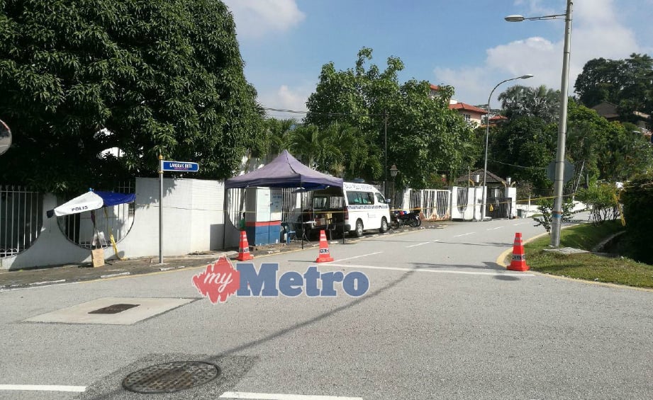 ANGGOTA polis dilihat berkawal di jalan masuk ke rumah Najib di Jalan Langgak Duta, Taman Duta, hari ini. FOTO Mohd Hasbi Sidek