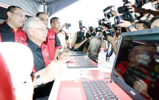 DATUK Seri Najib Razak diiringi Menteri Komunikasi dan Multimedia, Datuk Seri Dr Salleh Said Keruak (tiga dari kiri) melawat ke tapak pameran selepas Majlis Pelancaran MINDA di Tebingan Kuching. FOTO Nadim Bokhari