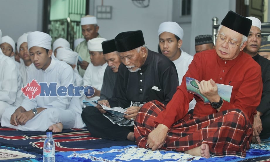 Najib membaca Yasin pada Majlis Tahlil dan Solat Hajat Sempena Menyambut Hari Kemerdekaan Negara Ke-61 di Pusat Tahfiz Darul Quran Ittifaqiyah di Keramat, Kuala Lumpur, malam tadi. FOTO Aswadi Alias.