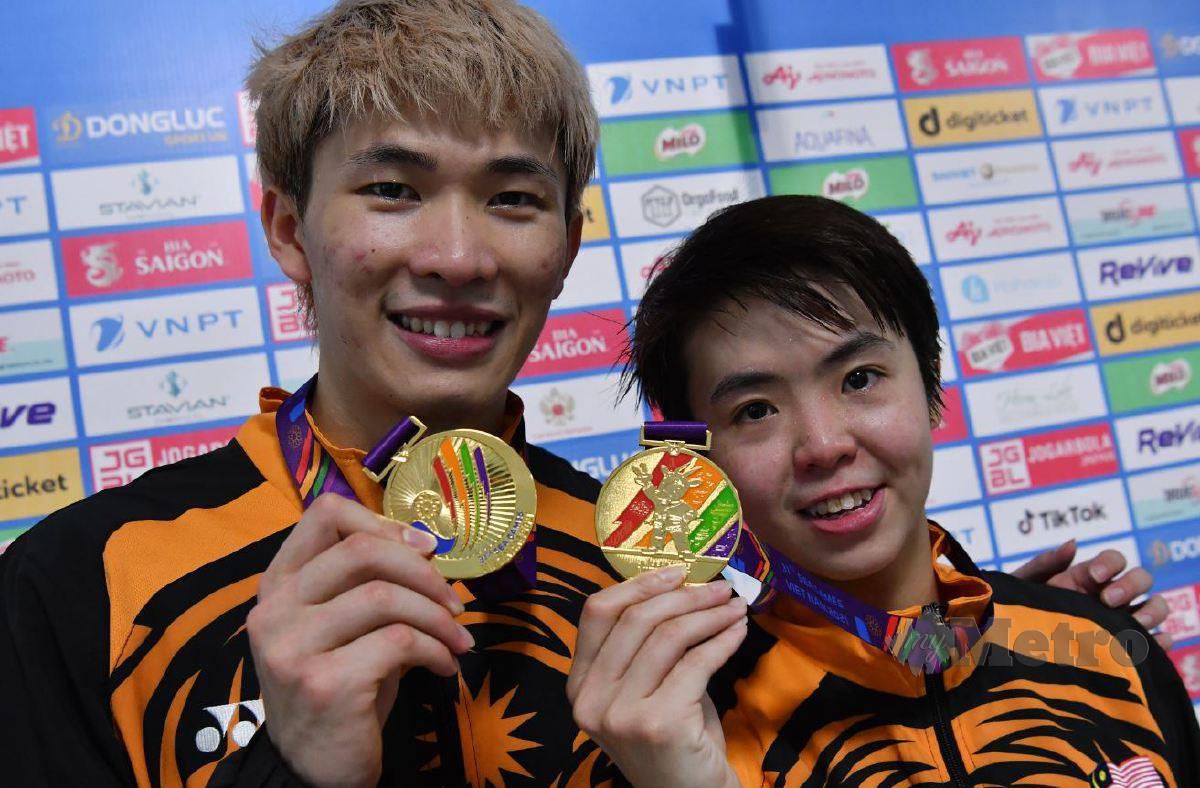 BEREGU campuran negara, Chen Tang Jie (kiri) dan Peck Yen Wei bersama pingat emas dimenangi di Sukan Sea Hanoi, Vietnam, Mei lalu. FOTO ARKIB NSTP 