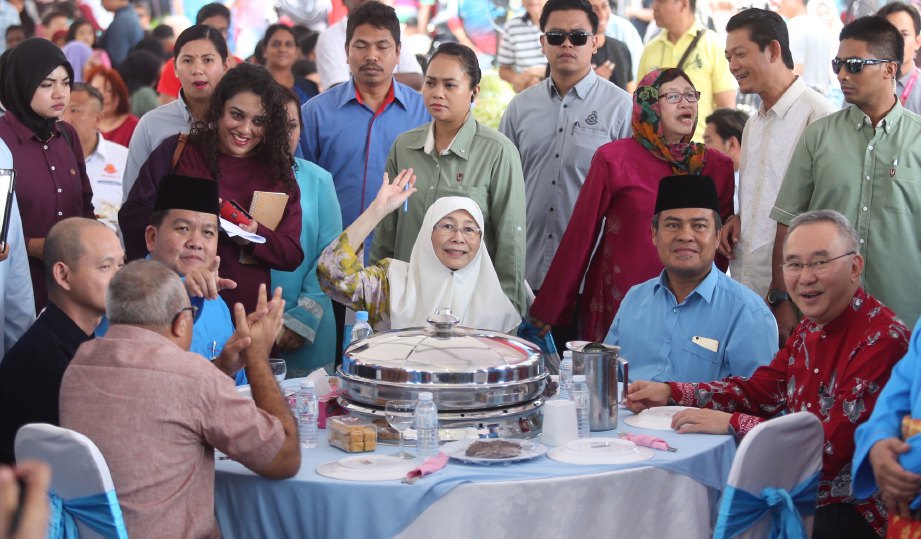 DR Wan Azizah (tengah) hadir ke Rumah Terbuka Aidilfitri DUN Kajang, semalam.