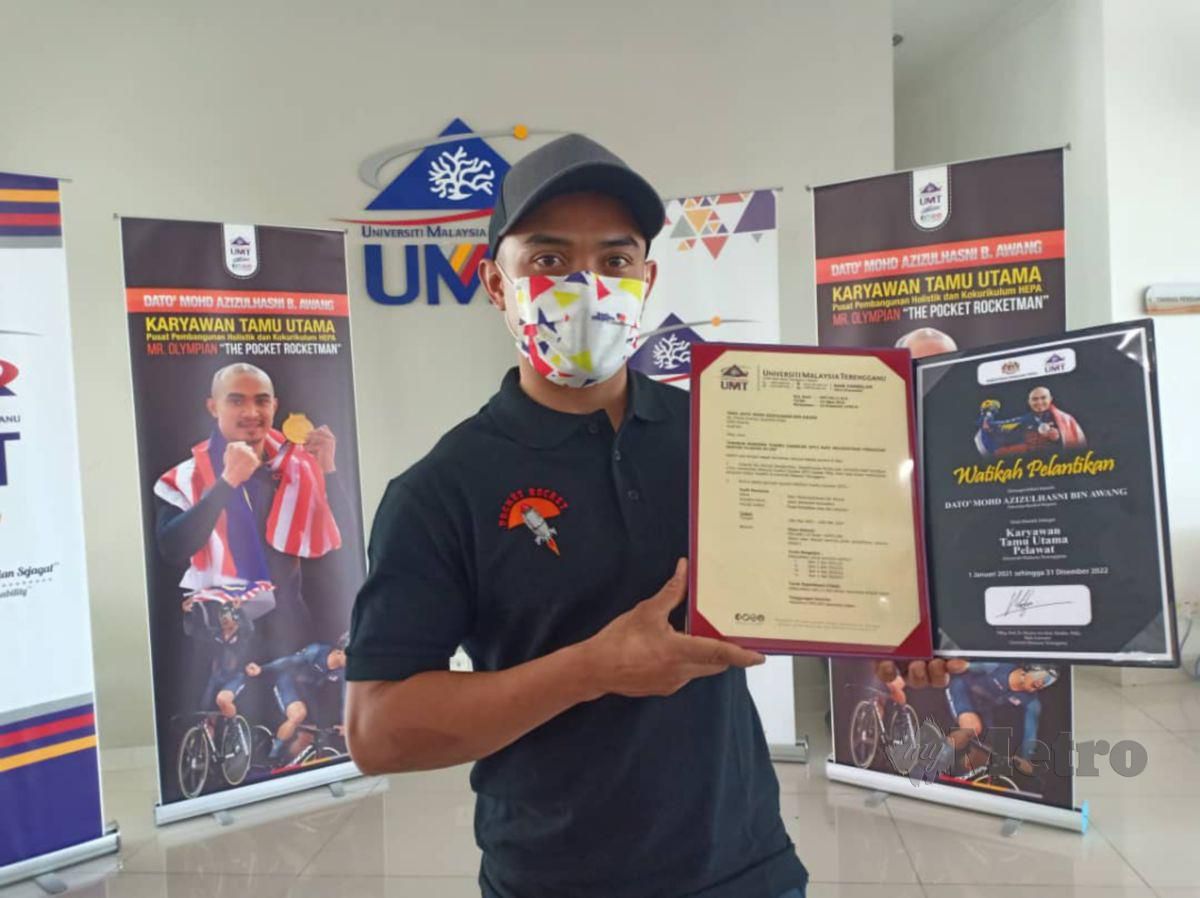 AZIZUL menerima watikah sebagai Karyawan Tamu Utama Universiti Malaysia Terengganu (UMT). FOTO Malik Muhamad