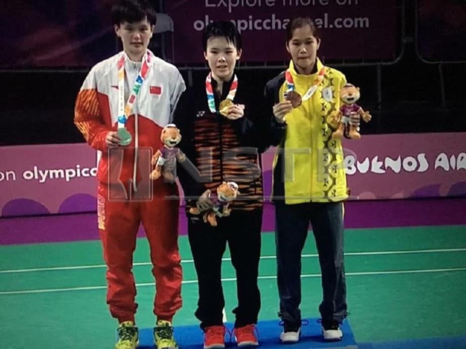 (Dari kiri) Wang Zhiyi (China), Jin Wei dan Phittayaporn Chaiwan (Thailand) bersama pingat masing-masing.