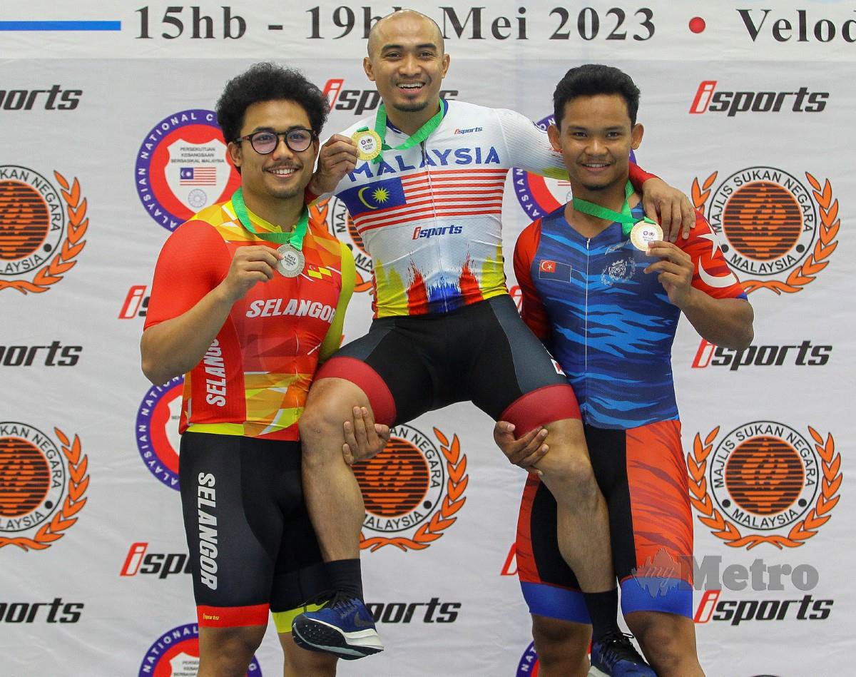 AZIZULHASNI (tengah) yang mewakili Terengganu mengungguli acara keirin lelaki elit dan di tempat kedua milik Muhammad Fadhil Mohd Zonis (kiri) dari Selangor serta di tempat ketiga milik Muhammad Ridwan Sharom (kanan) dari Johor pada Kejohanan Berbasikal Trek Kebangsaan 2023 di Velodrom Nasional. FOTO AZRUL EDHAM 