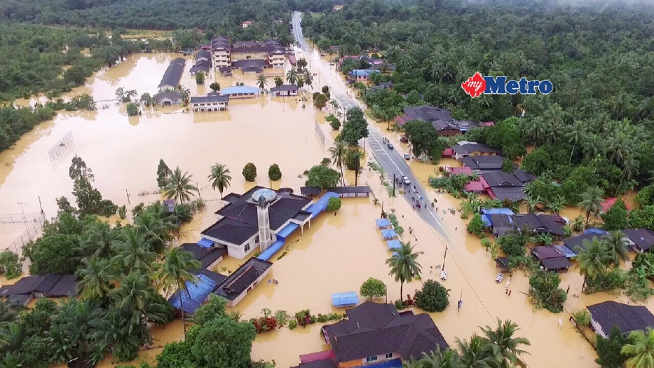 Pandangan dari udara keadaan banjir di Kampung Matang, Hulu Terengganu hari ini. - Foto Ihsan Pembaca, MOHD ABDUL JAMAL SAMSUDIN