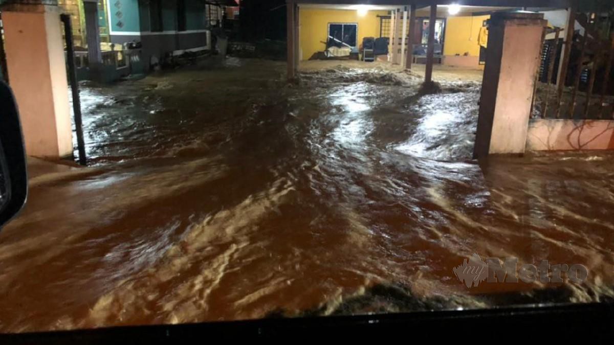 Keadaan di kawasan Indah Permai, Manggatal di Kota Kinabalu yang dilanda banjir kilat. Foto Ihsan Pembaca
