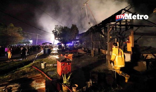 Keadaan rumah kedai yang terbakar di Jitra menyebabkan kerugian kira-kira RM500,000. - Foto AMRAN HAMID