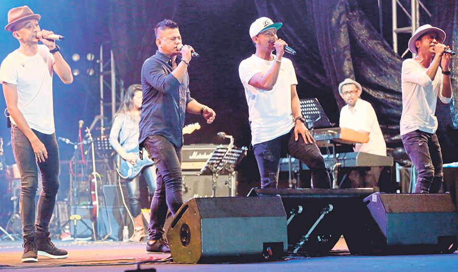 DARI kiri, Tomok, Azlan The Typewriter, Black dan Hazama ketika membuat persembahan pada konsert Suria 10 tahun di Tasik Darulaman.