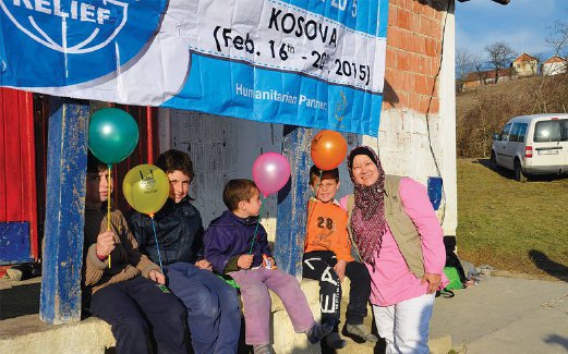 BERSAMA penerima bantuan di Kosova.