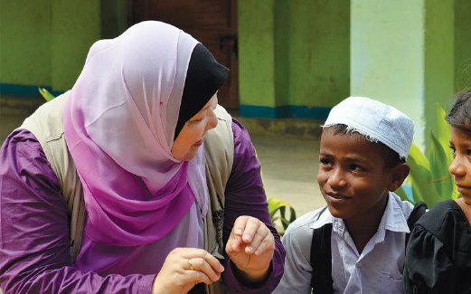 BERMESRA dengan seorang kanak-kanak di Sri Lanka.