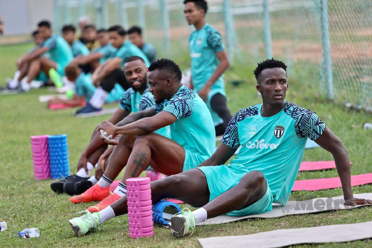 DIAKITE (kanan) semasa sesi latihan menjelang perlawanan Liga Super menentang Kedah FC di Stadium Sultan Mizan Zainal Abidin. FOTO Ghazali Kori