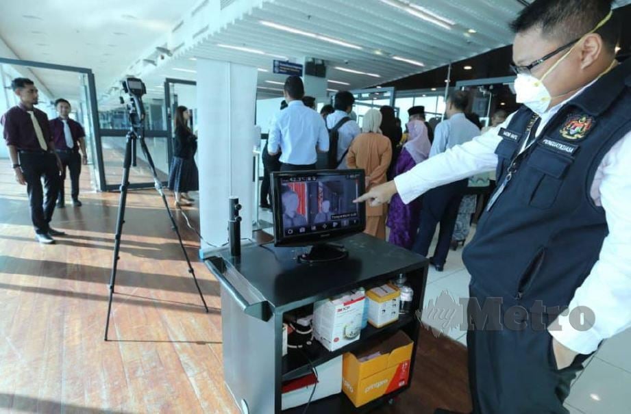 PEGAWAI Jabatan Kesihatan Johor memantau kamera pengimbas haba bagi mengesan suhu badan penumpang yang tiba di Lapangan Terbang Antarabangsa Senai Johor.FOTO Zain Ahmed