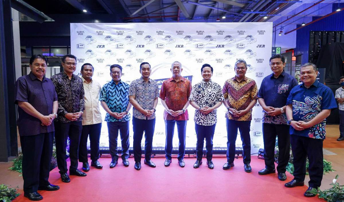 FADILLAH (tengah) pada majlis Majlis Makan Malam Karnival Sukan JKR (SURYA) Se-Malaysia 2022. FOTO Ihsan Medkom