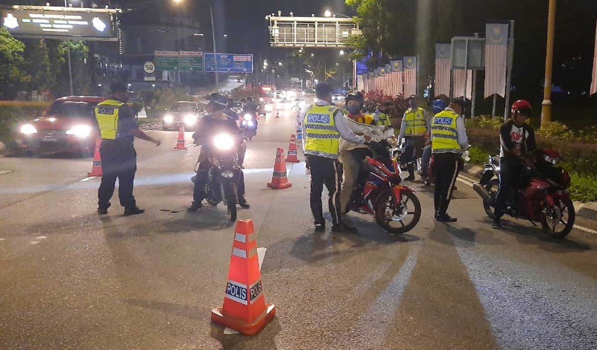 PEGAWAI dan anggota polis memeriksa kenderaan dalam Op Ambang Merdeka di Jalan Kuching dan Lebuhraya Duta-Ulu Kelang (DUKE), awal pagi tadi.