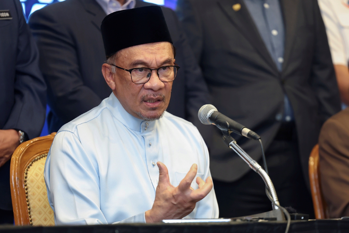 Anwar bercakap pada sidang media Majlis Menandatangani Dokumen Permuafakatan Antara Gabungan Di Bawah Kerajaan Perpaduan di Bangunan Perdana Putra hari ini. FOTO BERNAMA