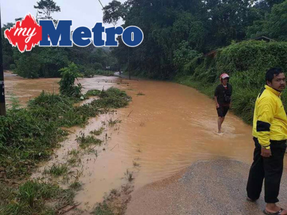 Jalan ke Kampung Batu Papan Dua, Kuala Nerus ditutup selepas dilanda banjir pagi tadi. FOTO Ramli Ibrahim