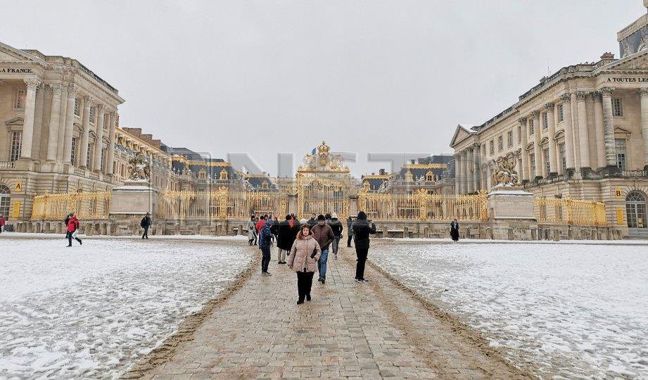PEMANDANGAN pintu masuk Istana Versailles yang dibina oleh Raja Louis ke-13. FOTO NSTP