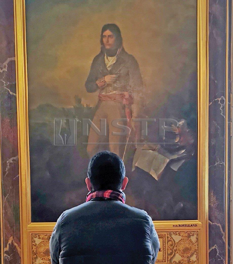 PENULIS menatap potret Napoleon Benoparte yang turut menghias salah satu bilik dalam Istana Versailles. FOTO NSTP