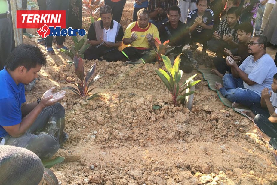 Jenazah Mohd Ikwan dan Muhammad Aiman yang lemas di Sungai SKC, Bukit Beruntung selamat di kebumikan di Tanah Perkuburan Islam Bukit Beruntung, petang tadi. FOTO MOHD YUSNI ARIFFIN