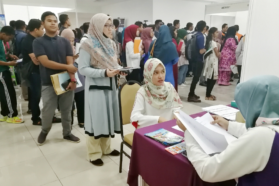 SEBAHAGIAN pencari kerja mengunjungi Job Fair di Pusat Transformasi Bandar (UTC), Ampangan, Seremban, hari ini. FOTO Khairul Najib Asarulah Khan.