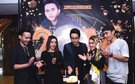 ZOEY memotong kek sambil ditemani rakan artis seperti (dari kiri) Nabil Mahir, Sweet Farhana, Elfira dan Ahmad Ezzrin Loy.