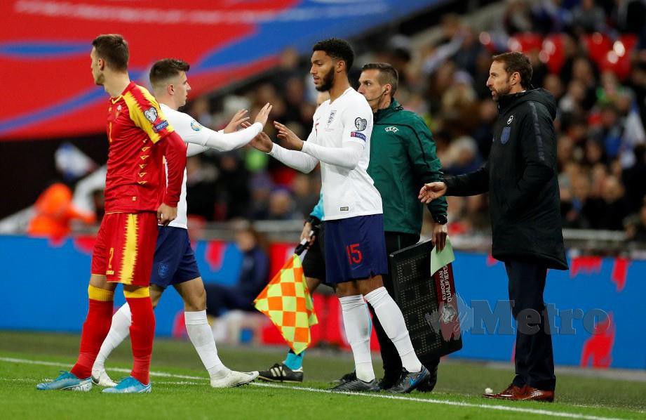 GOMEZ (tengah) diejek segelintir penyokong England ketika masuk pada babak kedua. — FOTO Reuters