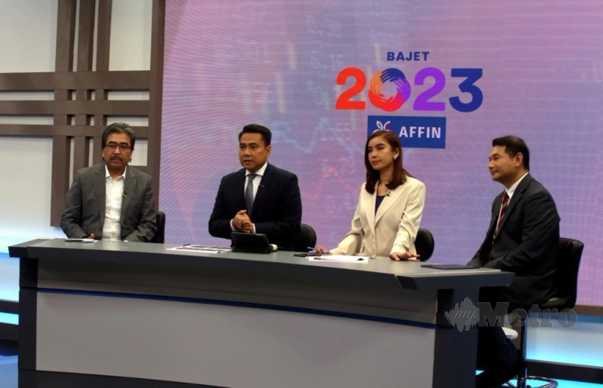 Johari (kiri sekali) bersama Rafizi (kanan sekali) dalam rancangan khas sempena Bajet 2023 yang disiarkan di TV3. - FOTO NSTP