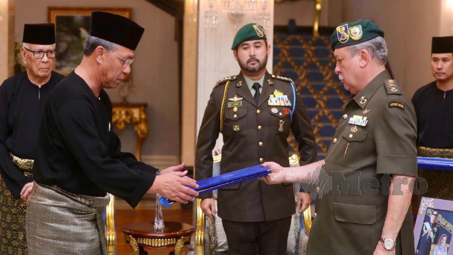 Hasni menerima surat tauliah sebagai Menteri Besar Johor daripada Sultan Ibrahim di Johor Bahru hari ini. Foto Ihsan FB Sultan Ibrahim Sultan Iskandar