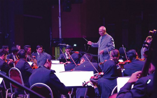 JOHARI bersama barisan pemuzik Orkestra Kuala Lumpur.