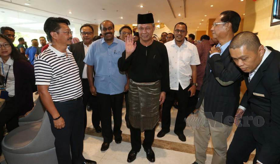 HASNI (tengah) beramah mesra dengan penyokongnya selepas mengangkat sumpah sebagai Menteri Besar Johor ke-18.FOTO MMohd Azren Jamaludin