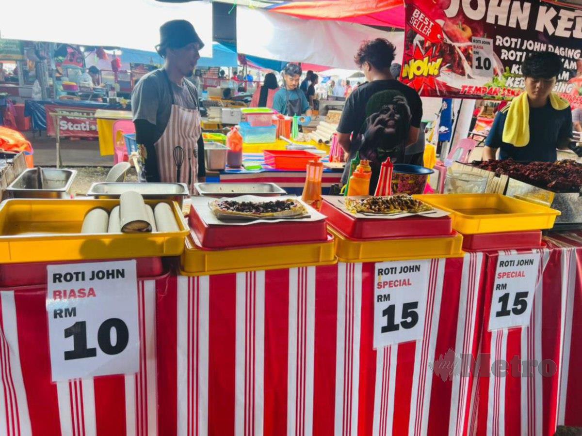 ROTI John yang dijual antara harga RM10 hingga RM15 di Bazar Ramadan Taman Suria, Johor Bahru. FOTO Mary Victoria Dass. 