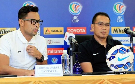 PENGURUS Johor  DT, Ismail Ibrahim (kanan) bersama pemain pertahanan Aidil Zafuan  pada sidang media suku akhir Piala AFC.