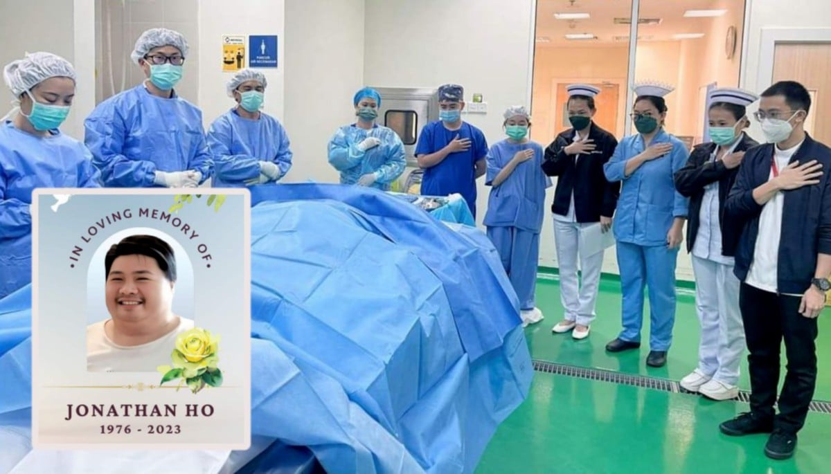 KAKITANGAN Hospital Queen Elizabeth memberi penghormatan terakhir sebelum memulakan proses pendermaan organ. (Foto kecil) Jonathan Ho. FOTO ihsan Jabatan Kesihatan Negeri Sabah