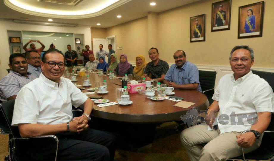 HASNI (kanan) bergambar sebelum memulakan mesyuarat dengan semua Ahli Dewan Undangan Negeri (ADUN) BN Johor berhubung perkembangan politik semasa di Pejabat Badan Perhubungan UMNO Johor. FOTO Zain Ahmed