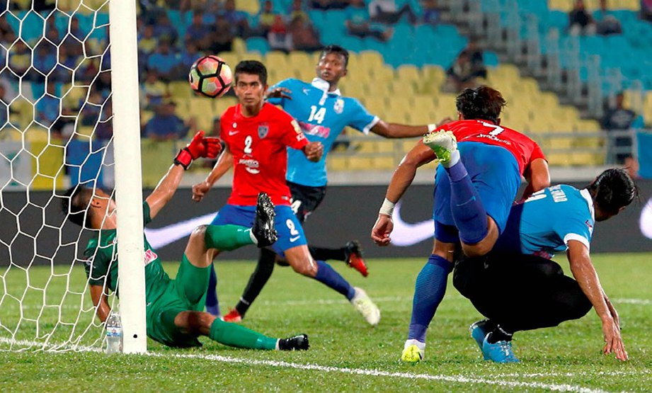 AZAMUDDIN  (tengah) jaring gol kedua Johor DT.