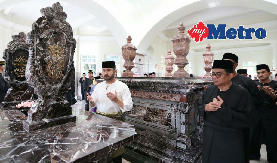 Tunku Ismail Sultan Ibrahim, mengaminkan doa dan tahlil ringkas selepas menjiruskan air mawar ke atas makam Almarhum Sultan Iskandar, di Makam Diraja Bukit Mahmoodiah. Foto Mohd Azren Jamaluddin.
