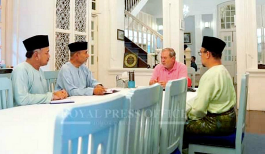 SULTAN Ibrahim berkenan menerima menghadap Noh  (dua dari kiri), Yahya (kanan) dan Md Rofiki di Istana Pasir Pelangi, Johor Bahru, hari ini. FOTO Ihsan Royal Press Office.