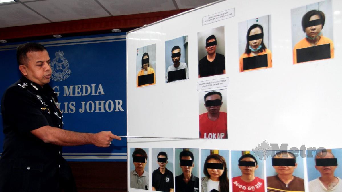 AYOB menunjukkan gambar suspek kes penyeludupan dan pengedaran dadah terbesar di Johor pada sidang media di IPK Johor, hari ini. FOTO ZAIN AHMED