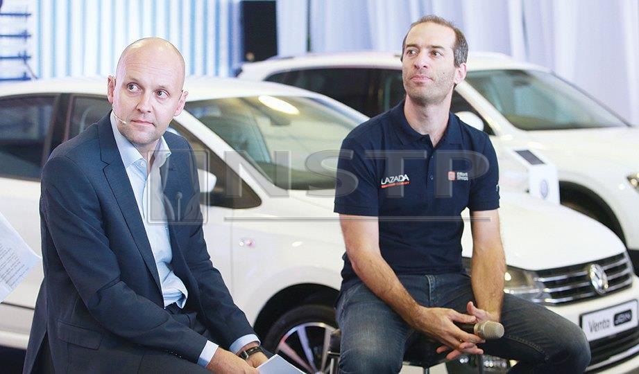 WINTER (kiri) bersama  Lejeune  ketika memperkenalkan Volkswagen 'JOIN'.