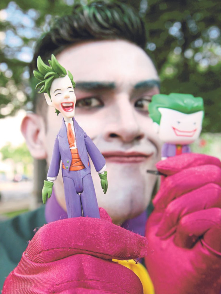 DANIEAL memegang koleksi patung Joker kepunyaannya.