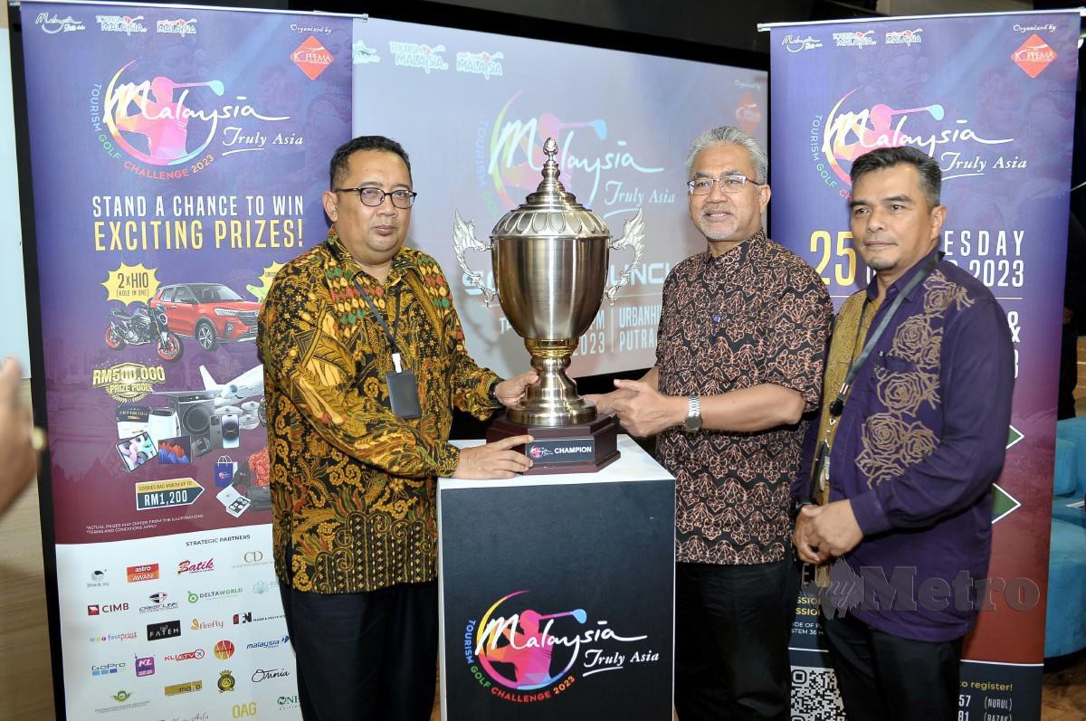 TIMBALAN Ketua Pengarah (Promosi) Tourism Malaysia, Datuk Musa Yusof  (dua kanan) bergambar bersama piala kejohanan ketika Majlis Pra Pelancaran 'Malaysia Truly Asia Tourism Golf Challenge 2023' di Putrajaya. FOTO MOHD FADLI HAMZAH