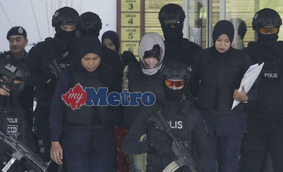 TERTUDUH, seorang wanita warga Vietnam, Doan Thi Huong (hadapan) dibawa oleh anggota polis bagi membela diri oleh Mahkamah Tinggi hari ini atas pertuduhan membunuh Kim Chol atau abang pemimpin Korea Utara, Kim Jong-nam di Mahkamah Tinggi, Shah Alam. Foto NSTP/SYARAFIQ ABD SAMAD