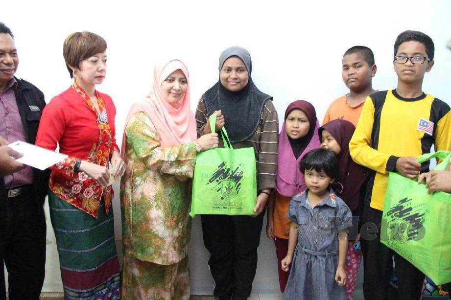 WAN Hasni menyampaikan sumbangan bantuan kewangan kepada Nooramiliyana di Taman Matahari Indah Senawang. FOTO Mohd Amin Jalil
