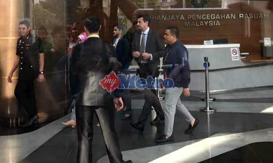 JUSTO (dua dari kanan) ketika tiba di Ibu Pejabat SPRM di Putrajaya bagi membantu siasatan kes 1MDB. FOTO Irwan Shafrizan Ismail 
